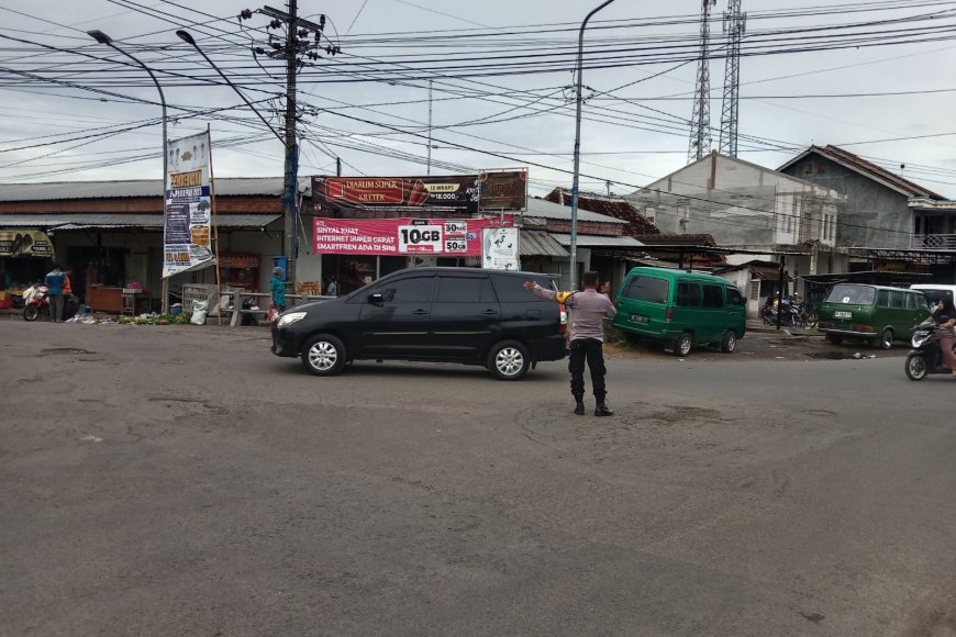 Personel Polsek Pilangkenceng Polres Madiun Laksanakan Pengaturan Pagi di Simpang Tiga Pasar Kenongorejo untuk Kelancaran dan Keselamatan Arus Lalu Lintas