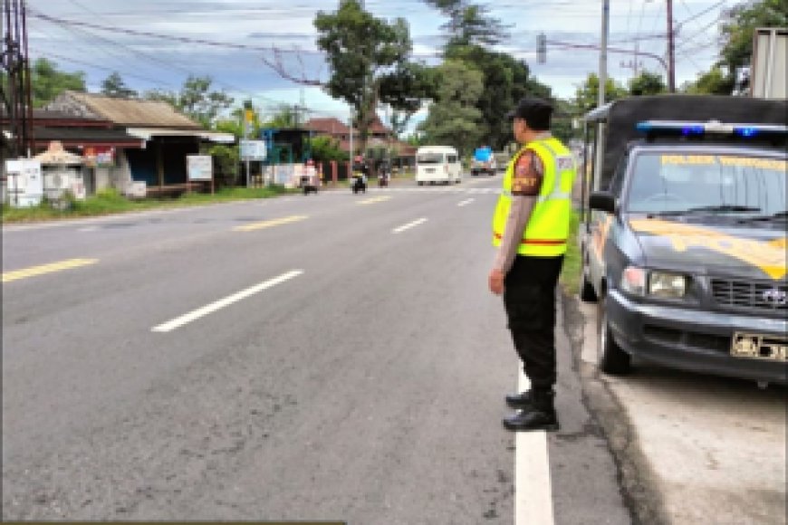 Personel Polsek Wonoasri Polres Madiun Laksanakan Pengaturan Lalu Lintas Pagi di Simpang Tiga Klitik Guna Wujudkan Keamanan, Keselamatan, Ketertiban, dan Kelancaran Arus Kendaraan pada Jumat Pagi
