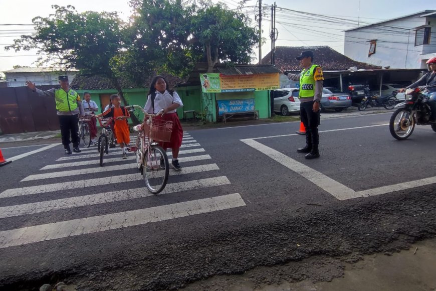 Selamat Pagi Wungu! Aipda Joko dan Aipda Galik Sigap Seberangkan Siswa SDN 01 Munggut