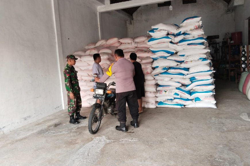 Dukung Ketahanan Pangan, Bhabinkamtibmas Desa Simo Polsek Balerejo Pantau Distribusi Pupuk Bersubsidi di Desa Simo