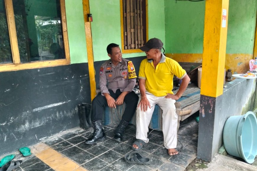 Perkuat Keamanan Akar Rumput, Bhabinkamtibmas Polsek Wonoasri Gandeng Ketua RT Dusun Pucung Tangkal Hoax