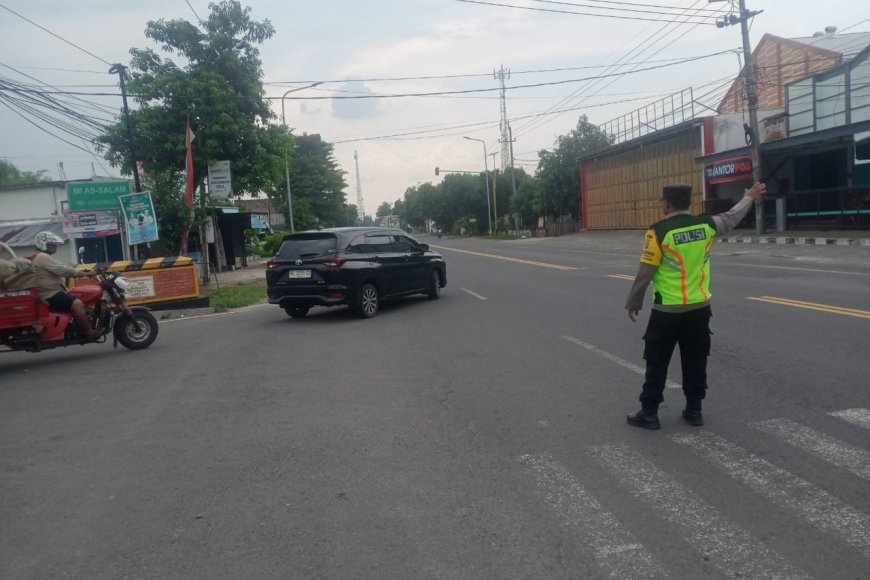 Tingkatkan Keamanan Pagi, Polsek Balerejo Gelar Pam Penampilan Pagi di Titik Rawan Kemacetan