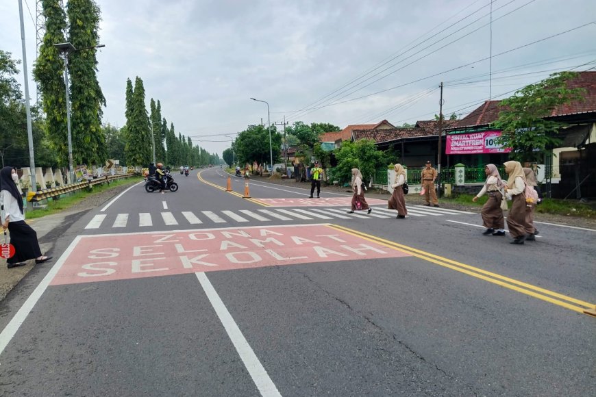 Jaga Kelancaran Arus Lalu Lintas, Personel Polsek Balerejo Laksanakan Pengamanan Pagi di SMPN 1