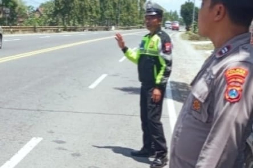 Tingkatkan Keamanan Jalur Utama, Polsek Balerejo Gelar Patroli Strong Point