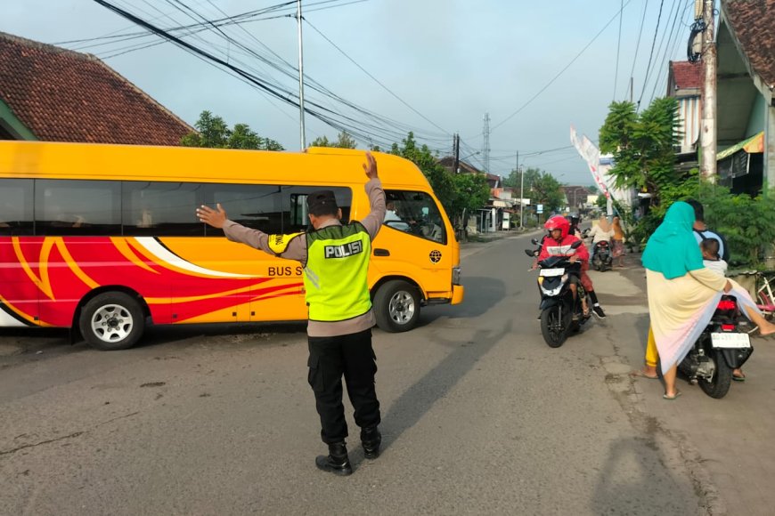 Bhabinkamtibmas Polsek Dagangan Laksanakan Commander Wish Pagi di Pertigaan SMA Basyariah